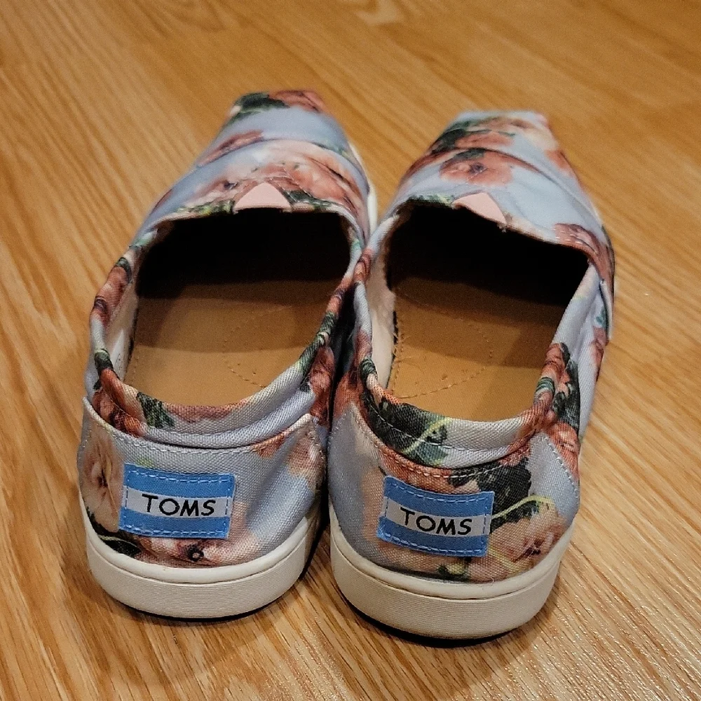TOMS Youth 6/Women's 8 Flats Floral Blue With Roses
